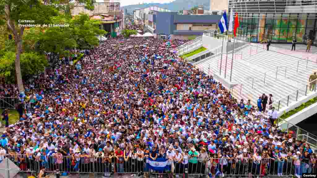 Miles de personas se acercaron a los alrededores de la Plaza Gerardo Barrios en San Salvador para presenciar la toma de posesión de Bukele. [Presidencia de El Salvador]