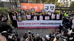 Anggota kelompok sipil saat unjuk rasa menentang pengumuman pemerintah Korea Selatan tentang rencana kompensasi kerja paksa, di depan Kementerian Luar Negeri di Seoul, Korea Selatan, Senin, 6 Maret 2023. (Foto: AP )