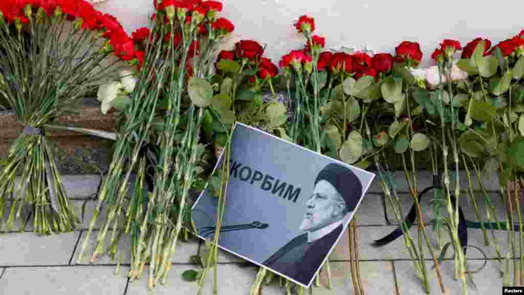 Una vista muestra flores afuera de la embajada iraní en Moscú, Rusia, colocadas para rendir homenaje al presidente de Irán, Ebrahim Raisi, al ministro de Relaciones Exteriores, Hossein Amirabdollahian, y a otras víctimas de un reciente accidente de helicóptero en un terreno montañoso cerca de la frontera de Irán con Azerbaiyán, el 20 de mayo de 2024.