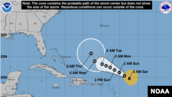 Pronóstico del Centro Nacional de Huracanes en Miami, Florida, sobre la trayectoria del huracán Lee.