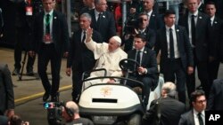 Paus Fransiskus tiba untuk bertemu dengan kaum muda di Arena Olahraga Laszlo Papp di Budapest, Hongaria. 