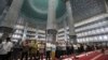 Umat muslim Indonesia melaksanakan salat gaib di Masjid Istiqlal, Jakarta untuk mendoakan pemimpin Hamas, Ismail Haniyeh, yang dibunuh di Teheran awal pekan ini, Jumat, 2 Agustus 2024. (Foto: Achmad Ibrahim/AP Photo)