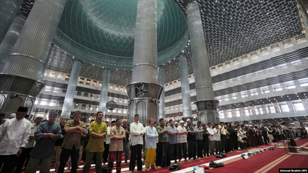 Umat muslim Indonesia melaksanakan salat gaib di Masjid Istiqlal, Jakarta untuk mendoakan pemimpin Hamas, Ismail Haniyeh, yang dibunuh di Teheran awal pekan ini, Jumat, 2 Agustus 2024. (Foto: Achmad Ibrahim/AP Photo)