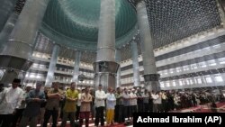 Umat muslim Indonesia melaksanakan salat gaib di Masjid Istiqlal, Jakarta untuk mendoakan pemimpin Hamas, Ismail Haniyeh, yang dibunuh di Teheran awal pekan ini, Jumat, 2 Agustus 2024. (Foto: Achmad Ibrahim/AP Photo)