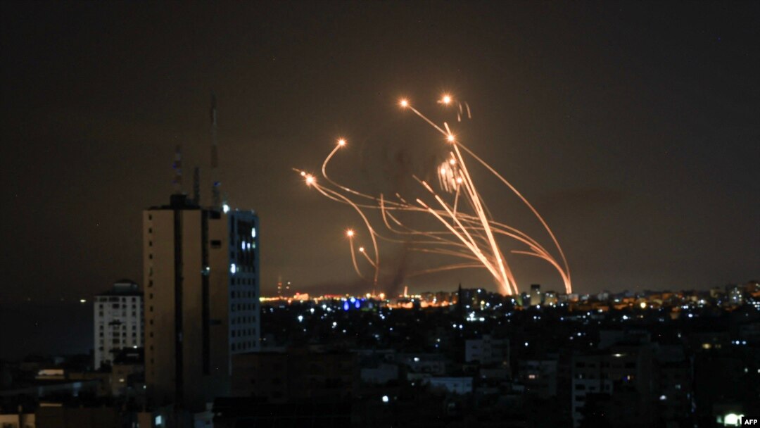 Phi đạn của Israel được phóng từ Hệ thống phòng thủ phi đạn Vòm Sắt trên thành phố Netivot, miền nam Israel, ngày 8/10/2023, nhằm ngăn chặn rốc-kết bắn từ Dải Gaza.