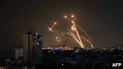 Phi đạn của Israel được phóng từ Hệ thống phòng thủ phi đạn Vòm Sắt trên thành phố Netivot, miền nam Israel, ngày 8/10/2023, nhằm ngăn chặn rốc-kết bắn từ Dải Gaza.