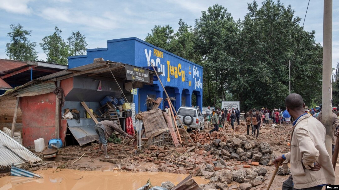 Abaturage bo muri rubavu bashakisha ibyabo byaba byahonotse ibiza byibasiye ako karere mu ntangiriro z'ukwezi kwa gatanu 2023