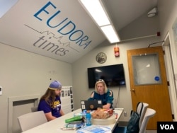 The newsroom of The Eudora Times at the University of Kansas, where students provide local news coverage to the town. (Liam Scott/VOA)