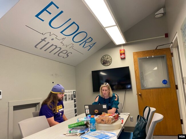 堪萨斯大学《尤德勒时报》的新闻室，学生们为小镇提供本地新闻报道。