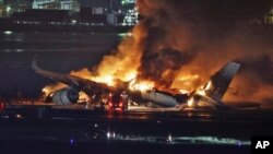 យន្តហោះរបស់ក្រុមហ៊ុនអាកាសចរណ៍ Japan Airlines កំពុងត្រូវបាន​ឆាបឆេះ​នៅ​អាកាសយានដ្ឋាន Haneda ក្នុងទីក្រុងតូក្យូ ប្រទេសជប៉ុន កាលពីថ្ងៃទី២ ខែមករា ឆ្នាំ២០២៤។ (Kyodo News via AP)