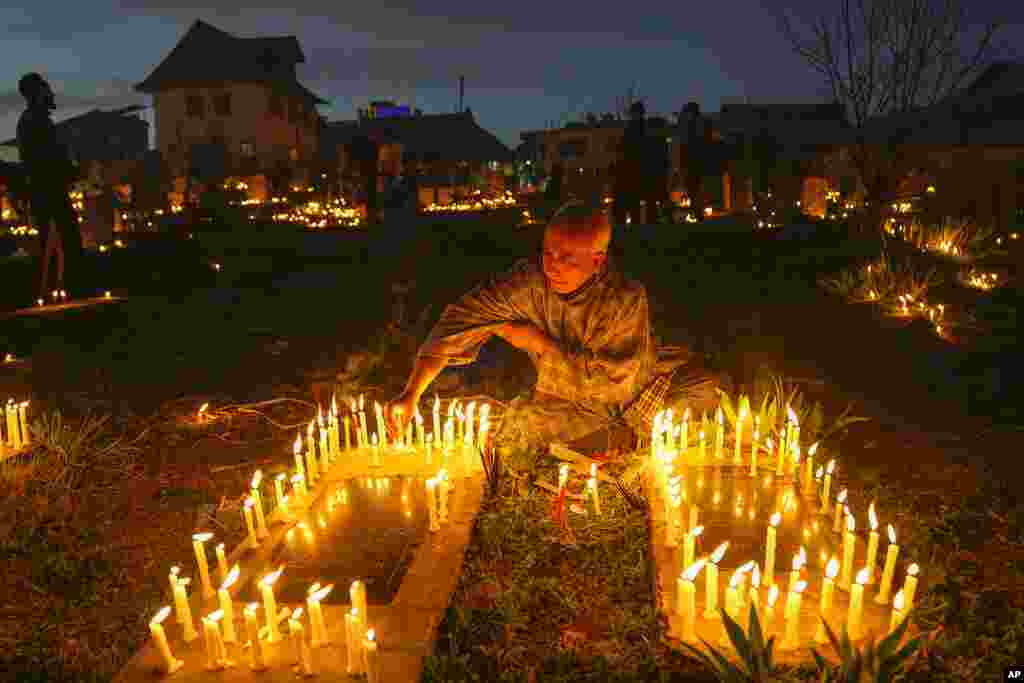 Кашмирски шиит муслиман пали свеќи на гробот на својот роднина на периферијата на Сринагар, Кашмир под контрола на Индија.
