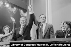 FILE: Jimmy Carter dan Walter Mondale di Konvensi Nasional Demokrat di Madison Square Garden, New York City, 15 Juli 1976. (Library of Congress/Warren K. Leffler/Handout via REUTERS)