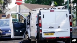 برطانیہ کے شہر نوٹنگھم میں ایک سفید وین کے ڈرائیور نے پولیس سے بچنے کے لیے اندھا دھند گاڑی بھگاتے ہوئے تین افراد کو کچل کر ہلاک اور تین کو زخمی کر دیا۔ فوٹو اے پی 13 جون 2023