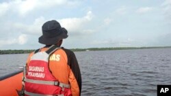 Seorang anggota BASARNAS melakukan pencarian korban speedboat yang tenggelam di Kabupaten Indragiri Hilir, 28 April 2023. (BASARNAS via AP)