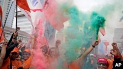 Aksi unjuk rasa Hari Buruh Internasional di Jakarta, Senin, 1 Mei 2023. Pekerja dan aktivis di seluruh Asia menandai Hari Buruh dengan menggelar aksi protes dengan menyerukan tuntutan di antaranya gaji yang lebih tinggi dan kondisi kerja yang lebih baik. (AP/Dita Alangkara)