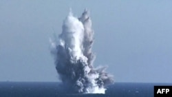 북한은 지난 21일부터 23일까지 김정은 국무위원장이 참관한 가운데 핵무인수중공격정 '해일'의 수중 폭발시험을 진행했다며, 24일 사진을 공개했다.