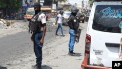 Polisi Nasional berpatroli di persimpangan di tengah kekerasan geng di Port-au-Prince, Haiti, 8 April 2024. (Foto: Odelyn Joseph/AP Photo)