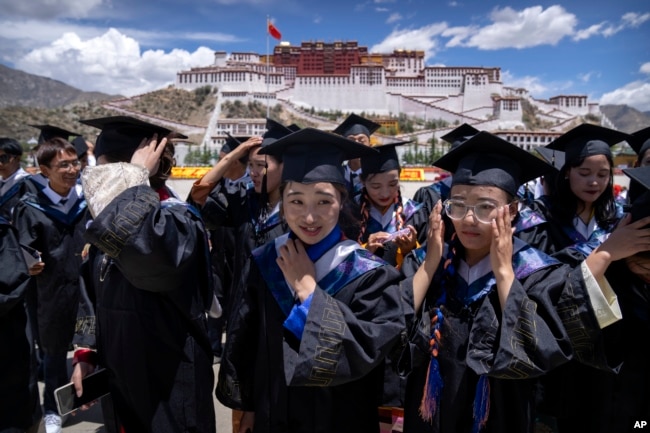 资料照片:2021年6月1日,政府组织外国记者参观期间,西藏大学的毕业生准备在拉萨布达拉宫广场上合影。