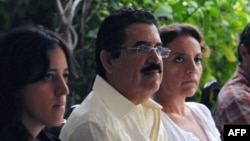 ARCHIVO - El presidente derrocado de Honduras, Manuel Zelaya (centro), su esposa Xiomara (derecha) y su hija Hortencia (izquierda) asisten a una misa en la embajada de Brasil en Tegucigalpa, el 18 de octubre de 2009.