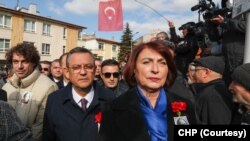 Cumhuriyet Halk Partisi Genel Başkanı Özgür Özel ve Uğur Mumcu'nun eşi Güldal Mumcu.