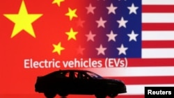 美中國旗與電動車圖示。