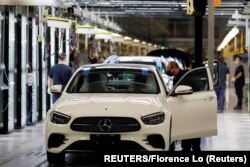 Para pekerja tampak di pabrik mobil Benz Automotive (BBAC), perusahaan patungan BAIC Motor dan Mercedes Benz di Beijing, China, 17 Februari 2022. (Foto: Florence Lo/Reuters)