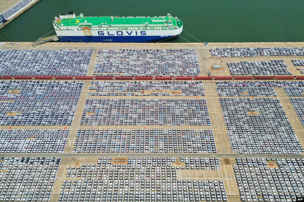 中国山东烟台港口排列的将要出口的汽车。（2023年6月1日）(photo:VOA)