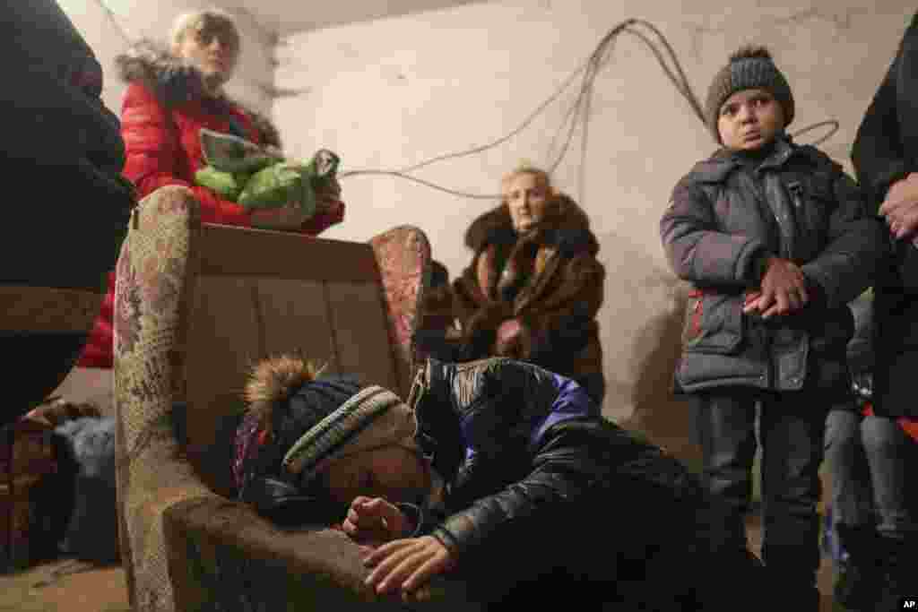  Ребенок спит в бомбоубежище в Мариуполе во время российского обстрела. 24 февраля 2022 (AP Photo/Evgeniy Maloletka) &nbsp; &nbsp; &nbsp; 