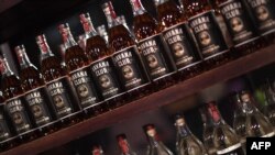 Las botellas de ron Havana Club se ven el 3 de abril de 2018 en la ciudad de Nueva York. En la lucha se enfrentan el reconocido ron Bacardí contra el gigante francés Pernod Ricard y su asociación con el gobierno de Cuba para producir Havana Club, la marca cubana más conocida.