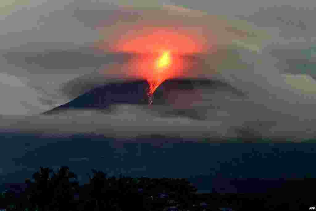 Исфрлање лава од планината Мерапи, најактивниот вулкан во Индонезија, за време на ерупцијата видена од селото Јраках, во Магеланг.