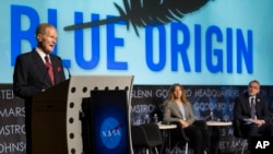 Administrator NASA Bill Nelson mengumumkan Blue Origin sebagai perusahaan yang dipilih untuk mengembangkan sistem pendaratan manusia yang berkelanjutan untuk misi bulan Artemis V, di gedung Markas NASA Mary W. Jackson di Washington, 19 Mei 2023. (Foto: via AP)