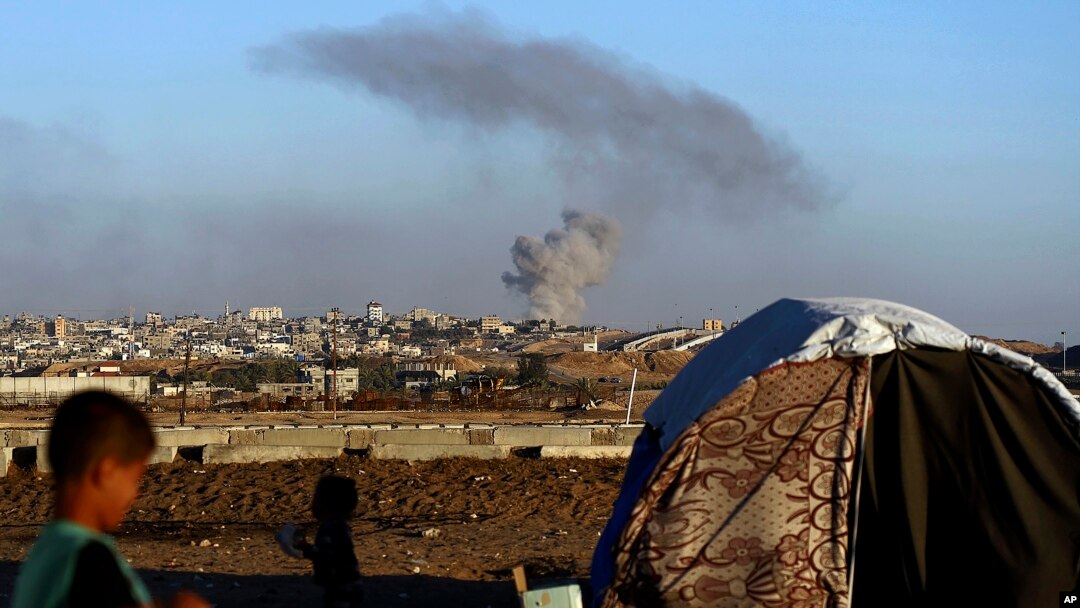 FILE - Asap mengepul menyusul serangan udara Israel terhadap gedung-gedung di dekat tembok pemisah antara Mesir dan Rafah, Jalur Gaza selatan, 7 Mei 2024. (AP/Ramez Habboub)
