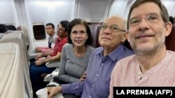 Nicaraguan former pre-presidential candidate Cristiana Chamorro, left, ex-deputy Pedro Joaquin Chamorro, center, and La Prensa CEO Juan Lorenzo Holmann sitting on plane after landing near Washington, Feb. 9, 2023. (AFP PHOTO/LA PRENSA)