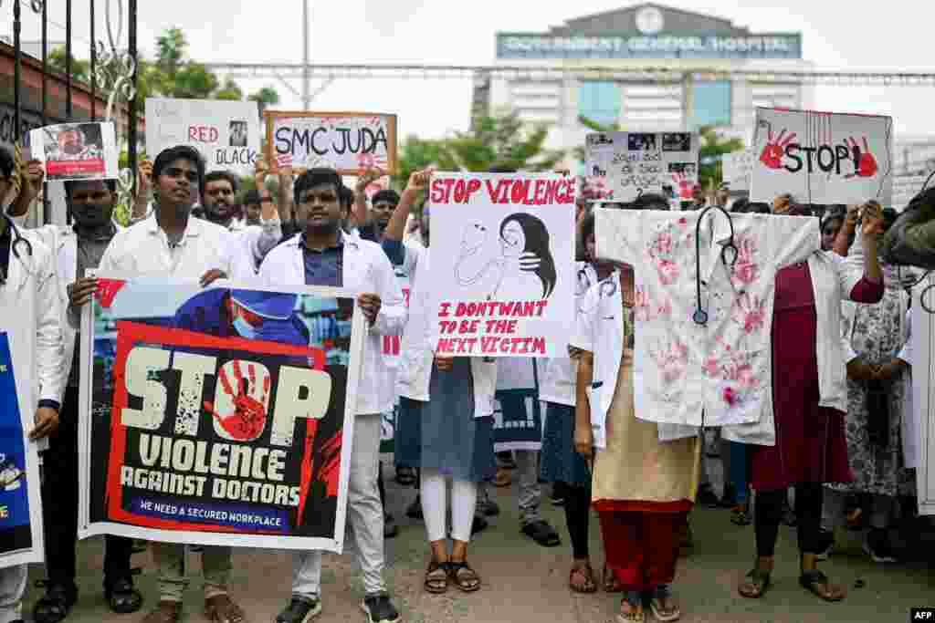 Para dokter memegang poster untuk memrotes pemerkosaan dan pembunuhan seorang dokter muda dari Kolkata, di Rumah Sakit Umum Pemerintah di Vijayawada, India. (AFP)