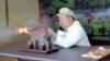 김정은 북한 국무위원장이 조준경 렌즈로 목표물을 겨냥해 소총을 시험사격하고 있다. 관영 매체가 6일 공개한 사진. 