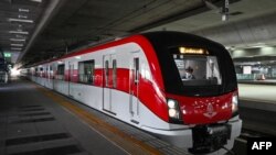 Uji coba layanan komuter di Stasiun Bang Sue Grand, Bangkok yang baru dibangun, yang akan menggantikan Stasiun Kereta Api Hua Lamphong, 22 Juni 2021. (Lillian SUWANRUMPHA / AFP)