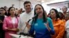 María Corina Machado durante un acto en el que recibió apoyo del candidato a la primaria presidencial, Freddy Superlano, tras retirarse de la contienda. 