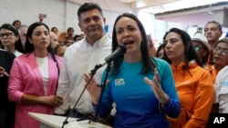 María Corina Machado durante un acto en el que recibió apoyo del candidato a la primaria presidencial, Freddy Superlano, tras retirarse de la contienda. 