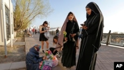 Sejumlah warga tampak membeli bunga di salah satu sudut Kota Astana, Kazakhstan, pada 21 April 2024. (Foto: AP/Stanislav Filippov)