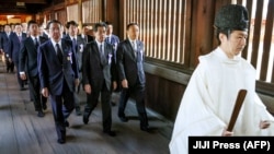 日本近百名國會議員在東京崇拜靖國神社。（2023年10月18日）