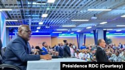 Président Félix Tshisekedi ya Ekolo Congo démocratique na bokutani na bana ba mboka na ye na Paris, 01 sanza ya mitano 2024. (Présidence RDC)