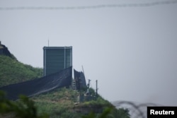 지난 6월 한국 파주의 남북 간 비무장지대 근처에 지난 2018년에 확성기가 해체되었던 군사시설 옆에서 한국 군인들이 근무하고 있다.