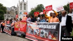 বাংলাদেশে সংখ্যালঘুদের উপর হামলার প্রতিবাদে লন্ডনে বিক্ষোভ। শনিবার, ১০ আগস্ট।