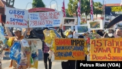 Sejumlah mahasiswa dan aktivis dari Ecoton berunjuk rasa di Surabaya, Jawa Timur untuk mendesak Gubernur Jawa Timur Khofifah Indar Parawansa agar mengatasi masalah pencemaran limbah plastik di Jawa Timur, Rabu, 23 Agustus 2023. (Foto: Petrus Riski/VOA)