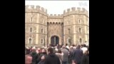 王室支持者聚集在温莎城堡外向查尔斯国王表达支持 