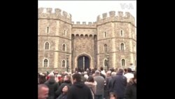 王室支持者聚集在温莎城堡外向查尔斯国王表达支持 