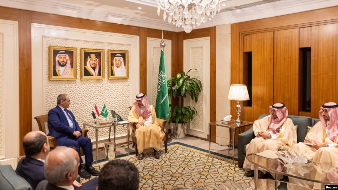 Menteri Luar Negeri Arab Saudi Pangeran Faisal bin Farhan bertemu dengan rekan sejawatnya dari Suriah Faisal Mekdad, di Riyadh, Arab Saudi, pada 14 Maret 2024. (Foto: Saudi Press Agency/Handout via Reuters)