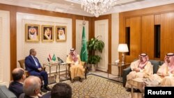 Menteri Luar Negeri Arab Saudi Pangeran Faisal bin Farhan bertemu dengan rekan sejawatnya dari Suriah Faisal Mekdad, di Riyadh, Arab Saudi, pada 14 Maret 2024. (Foto: Saudi Press Agency/Handout via Reuters)