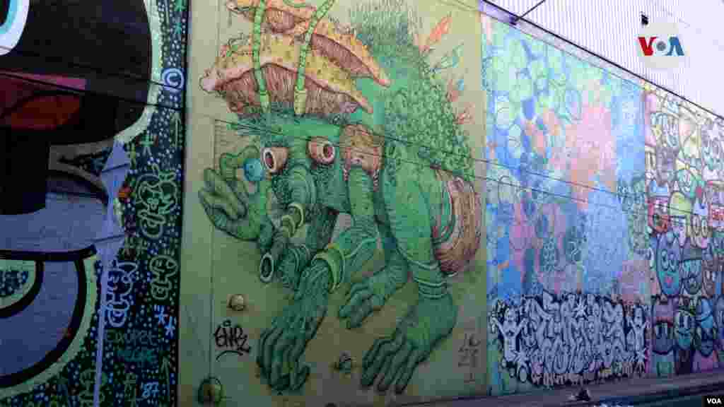 En el Distrito Graffiti, un lugar especial de la ciudad de Bogotá con alrededor de 6.000 metros, se organizan eventos y festivales como una forma de mostrar al graffiti como un arte urbano responsable. 