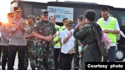 Menteri Luar Negeri Retno Marsudi (tengah) menyambut langsung kedatangan 385 WNI yang dievakuasi dari Sudan dan tiba di Bandara Soekarno-Hatta, Jakarta, pada 28 April 2023. (Foto: Courtesy of Kementerian Luar Negeri)